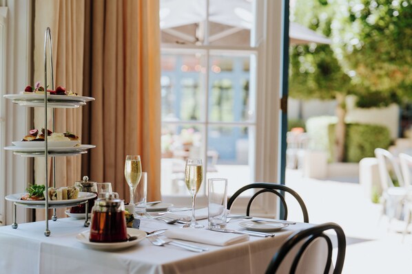 Aperto a colazione e cena, cucina internazionale