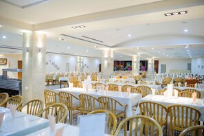 Breakfast, lunch, dinner served; local and international cuisine