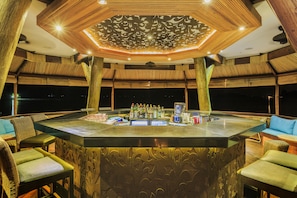 2 bars/lounges, tapas bar, sports bar