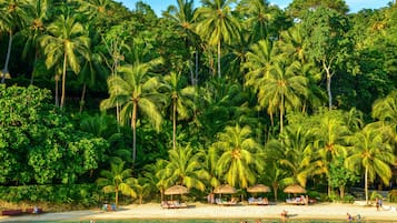 海灘、白沙、免費海灘小屋、躺椅