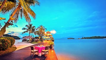 Se sirven desayunos, comidas y cenas con vista a la playa 