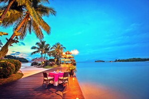 Se sirven desayunos, almuerzos y cenas; con vista a la playa