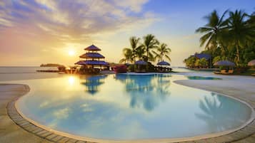 2 piscinas al aire libre, sombrillas, sillones reclinables de piscina