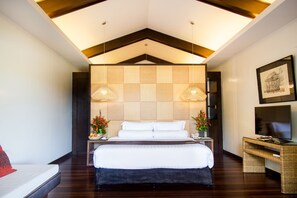 Mandaya House | Minibar, in-room safe, desk, blackout curtains - Pearl Farm Beach Resort (Samal)