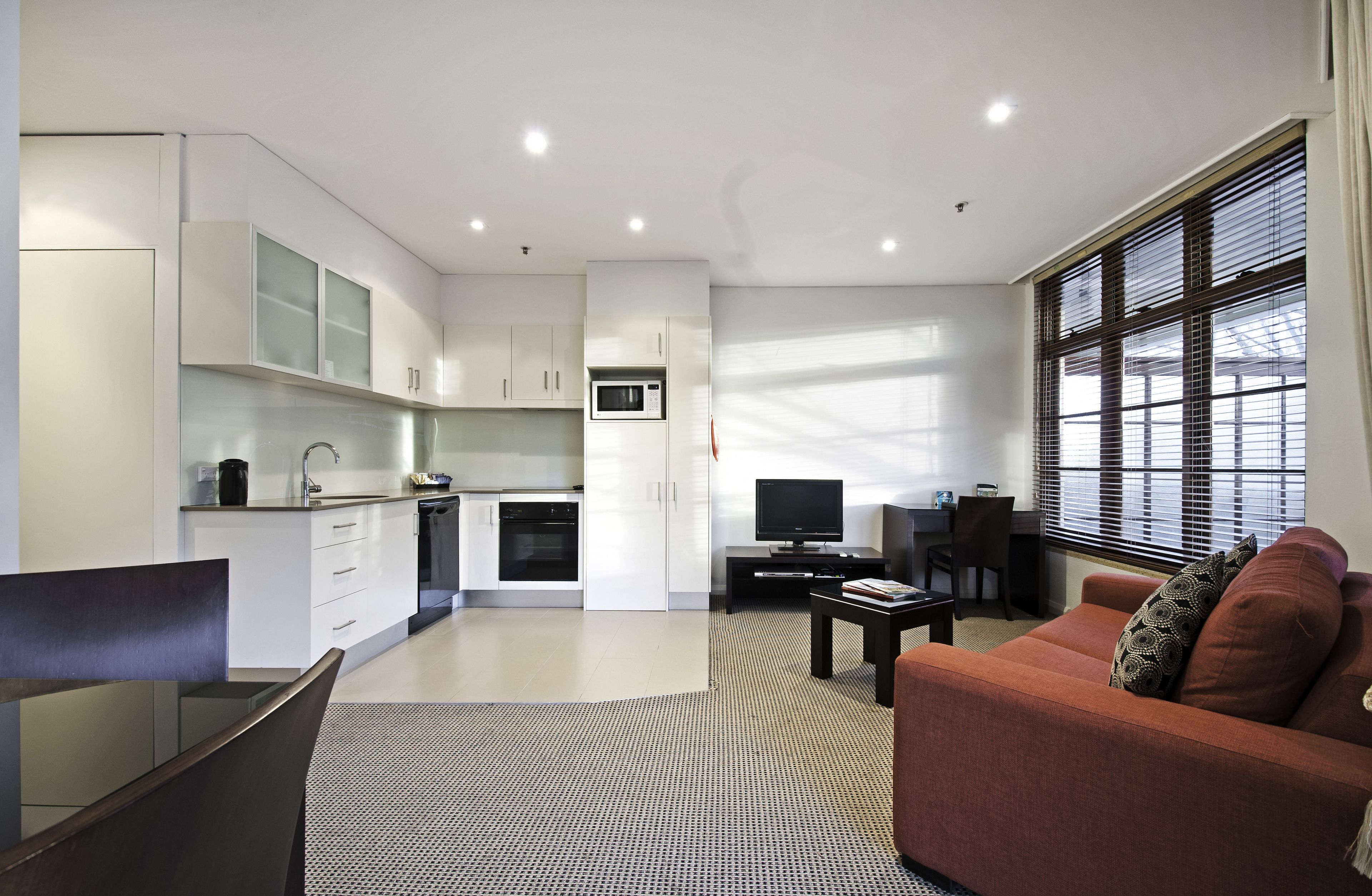 Eine moderne Wohnung mit Küche, Essbereich und Wohnzimmer.