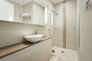 Amenidades de baño gratuitas, secadora de cabello, toallas, jabón 