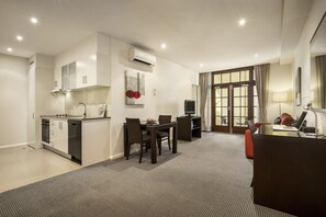 Appartement Exécutif, 1 chambre, balcon | Coin séjour