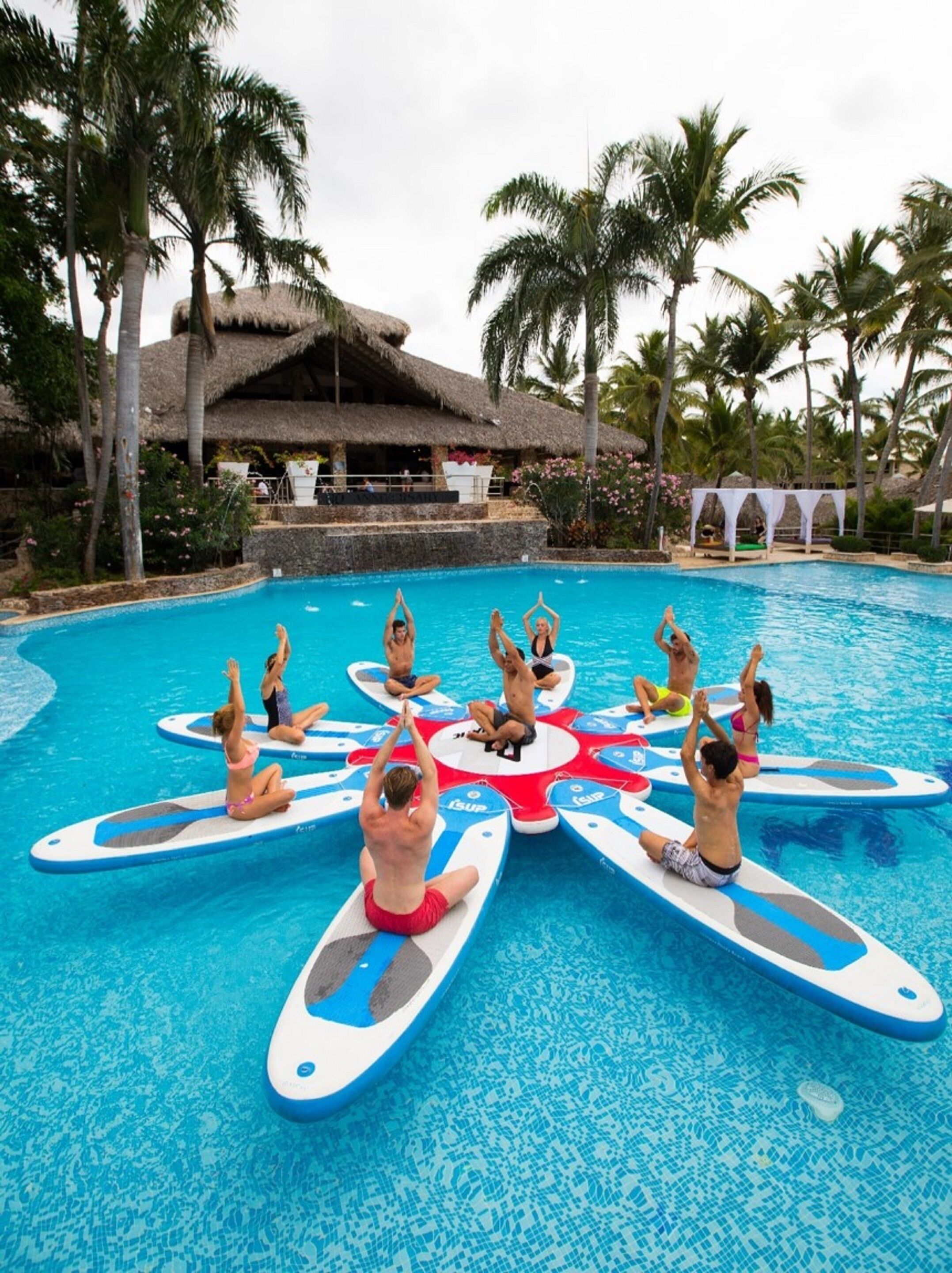 5 座室外游泳池，提供泳池遮陽傘和日光浴躺椅
