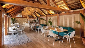 7 restauranter; serverer morgenmad, frokost og internationale retter