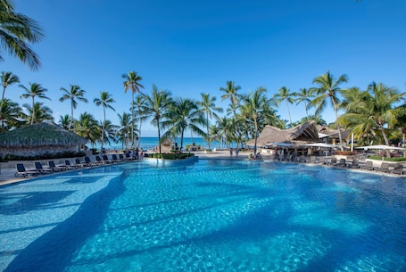 5 piscinas al aire libre, sombrillas, sillones reclinables de piscina