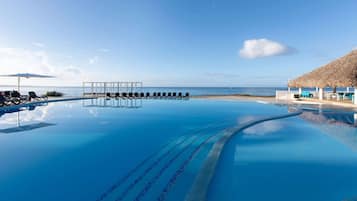 5 piscine all'aperto, ombrelloni da piscina, lettini