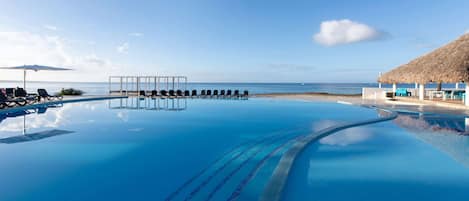 5 piscines extérieures, parasols de plage, chaises longues