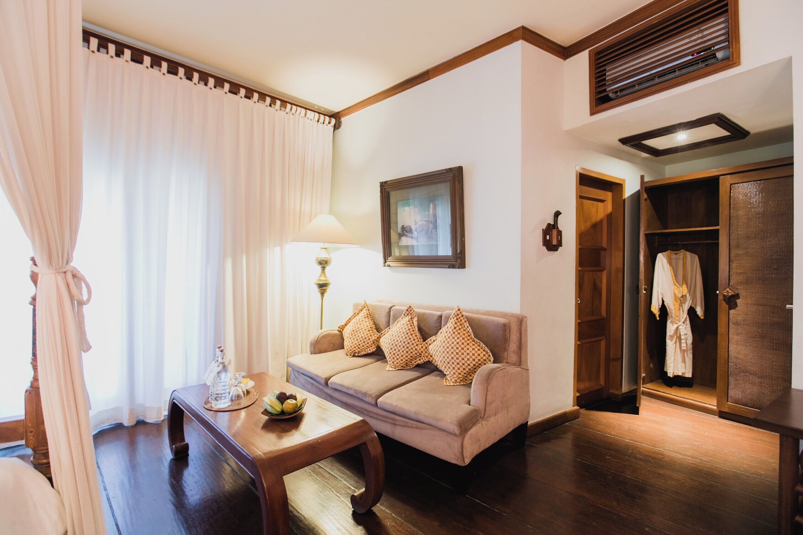 executive suite | minibar, in-room safe, desk, laptop workspace