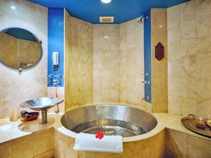 Kostenlose Toilettenartikel, Haartrockner, Bademäntel, Hausschuhe