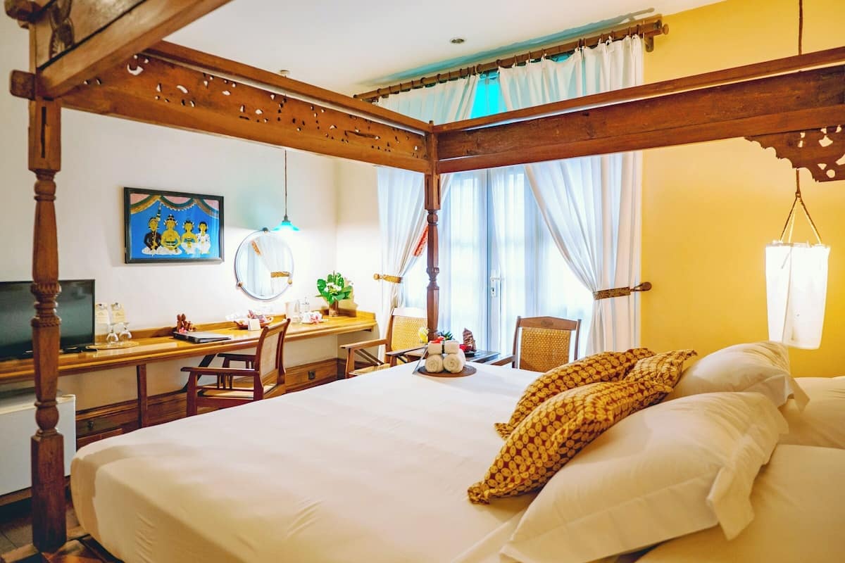 zamrud suite | minibar, in-room safe, desk, laptop workspace