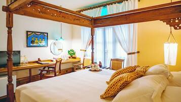 Zamrud Suite | Minibar, brankas, meja kerja, dan ruang kerja ramah laptop