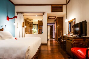 Quarto (Superior Deluxe) | Frigobar, cofres nos quartos, escrivaninha