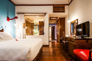 Minibar, coffres-forts dans les chambres, bureau