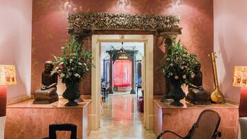 Quarto (Apsara Residence) | Frigobar, cofres nos quartos, escrivaninha