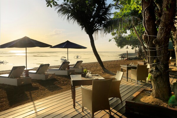 En la playa, sillas reclinables de playa, sombrillas