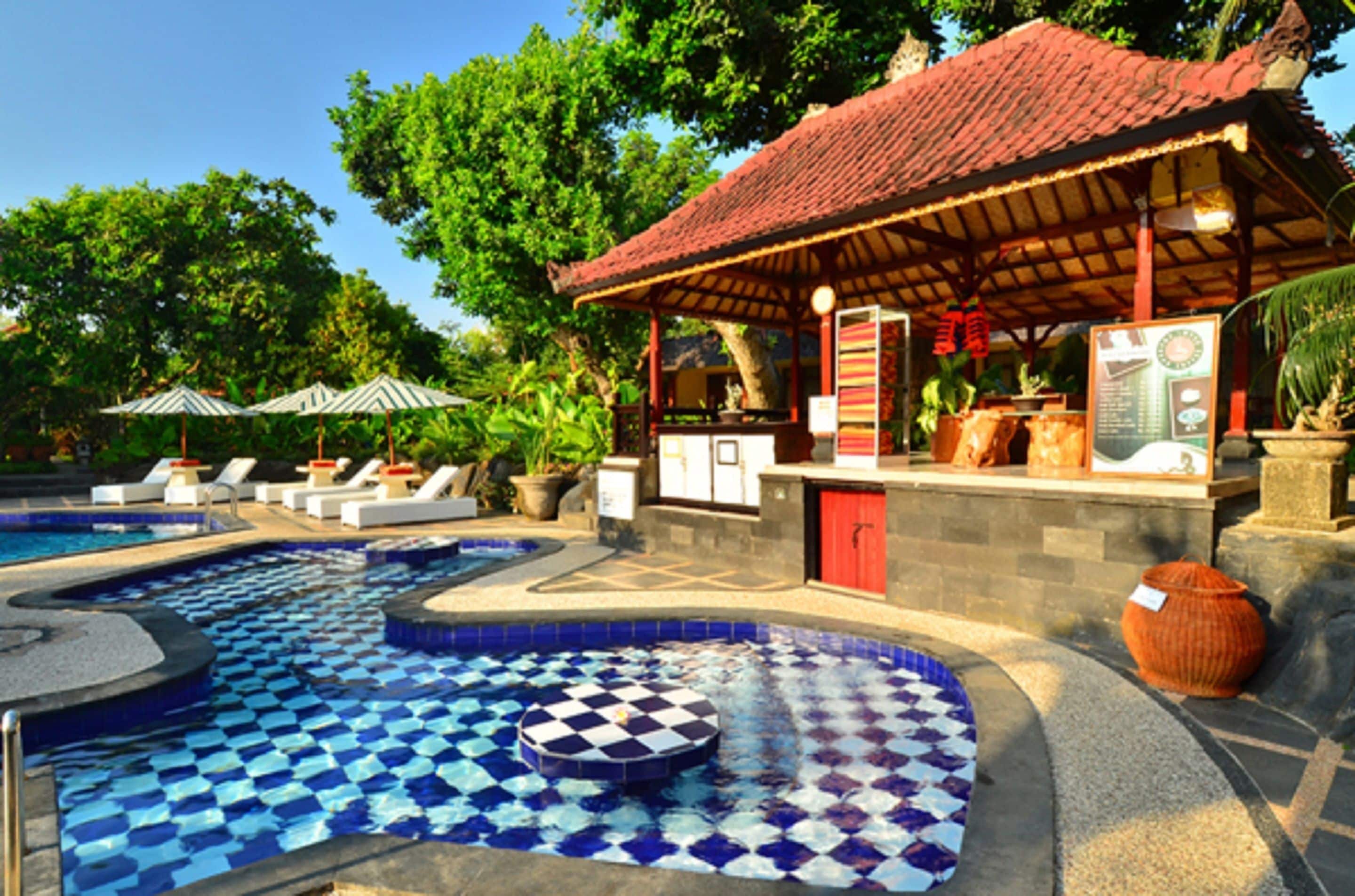 outdoor pool, open 7:00 am to 6:00 pm, pool umbrellas, pool loungers