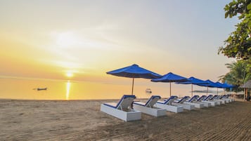 ビーチ、サンラウンジャー、ビーチパラソル