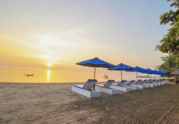 Di pantai, kerusi lepak pantai, payung 