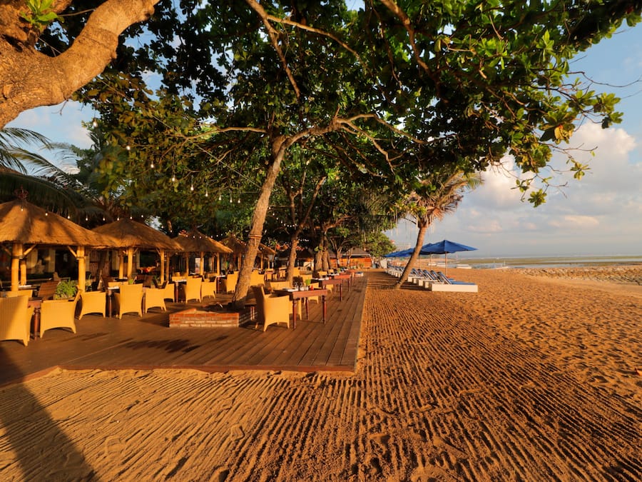 Na praia, espreguiçadeiras, guarda-sóis