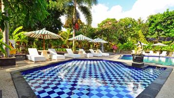 屋外プール、営業時間 7:00 ~ 18:00、プール パラソル、サンラウンジャー