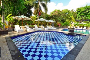 Kolam renang terbuka, dibuka dari pukul 7:00 hingga 18:00, payung kolam 