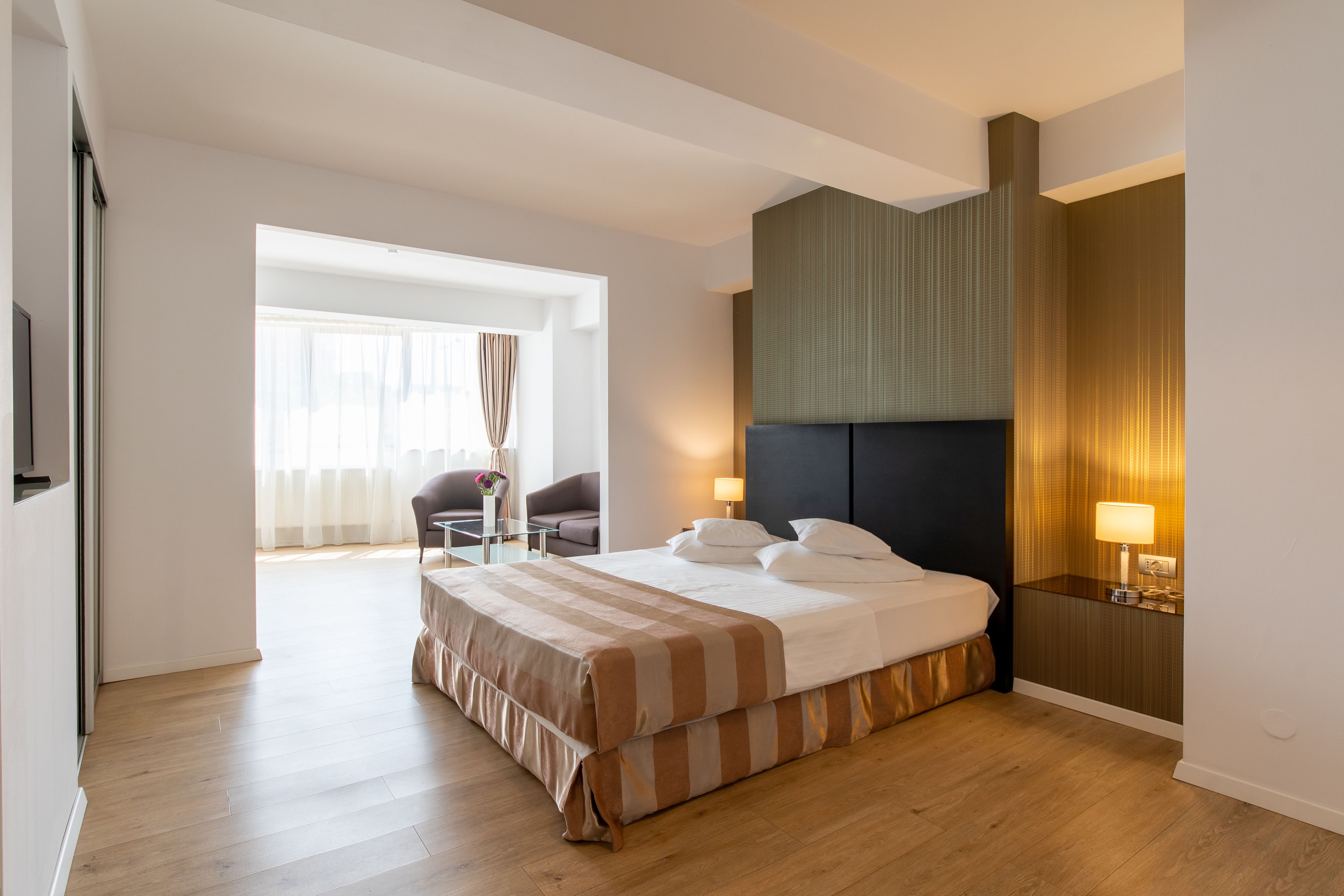 deluxe room, 1 queen bed | 1 bedroom, premium bedding, minibar, in-room safe