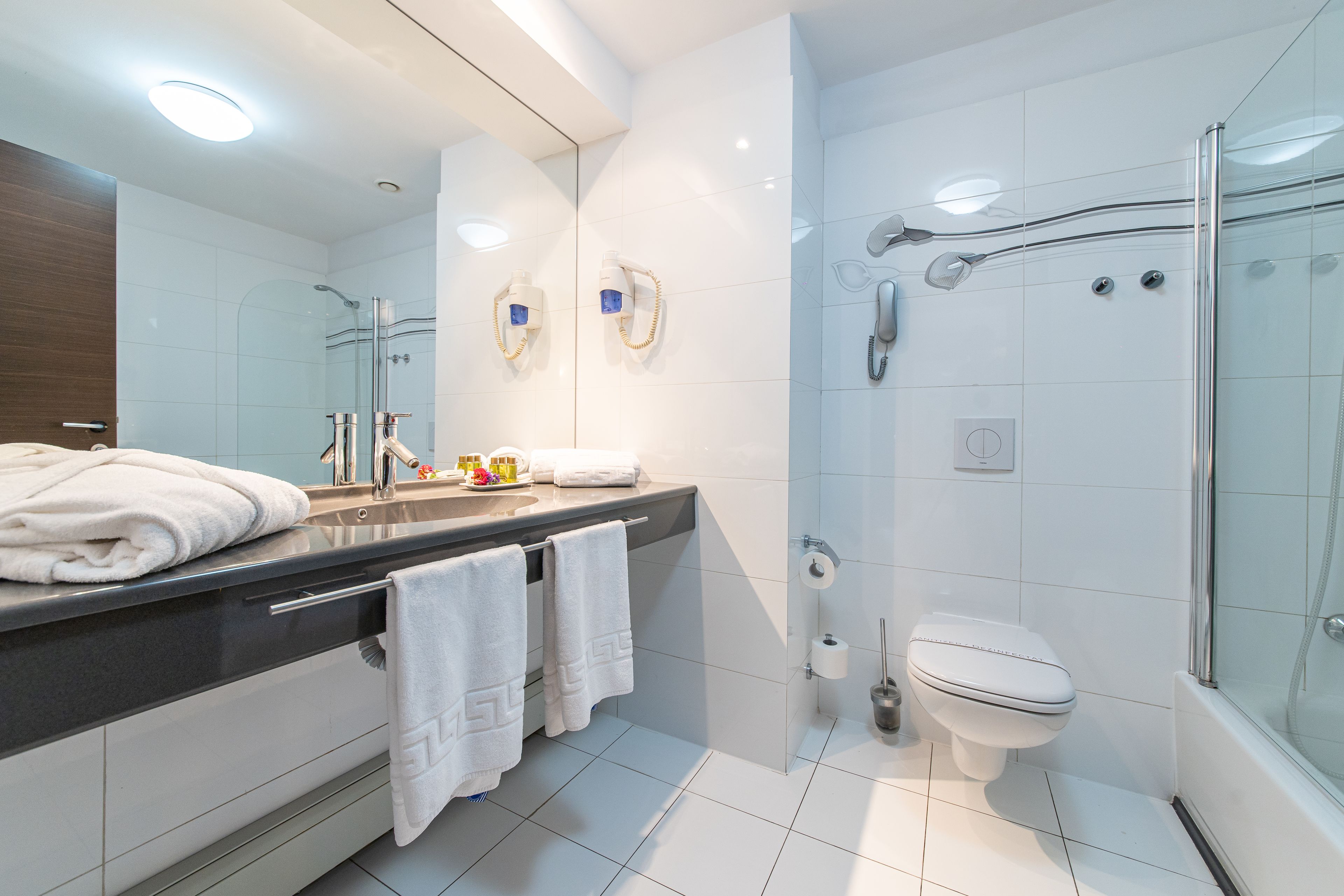 deluxe room, 1 queen bed | bathroom | combined shower/bathtub, hair dryer, bathrobes, slippers