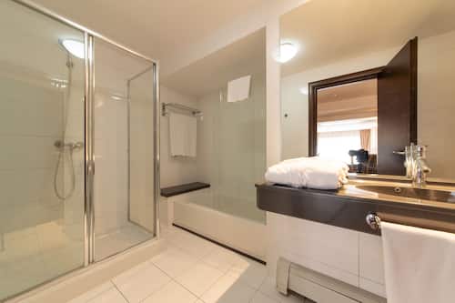 Junior Suite | Bathroom | Combined shower/bathtub, hair dryer, bathrobes, slippers