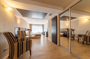 ห้องจูเนียร์สวีท | เครื่องนอนระดับพรีเมียม, มินิบาร์, ตู้นิรภัยในห้องพัก, ผ้าม่านกันแสง