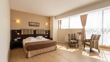 Suíte júnior, 1 cama Queen, terraço | Roupas de cama premium, frigobar, cofres nos quartos, cortinas blackout