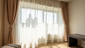 Una habitación con ventanas amplias, una banca y una chimenea.