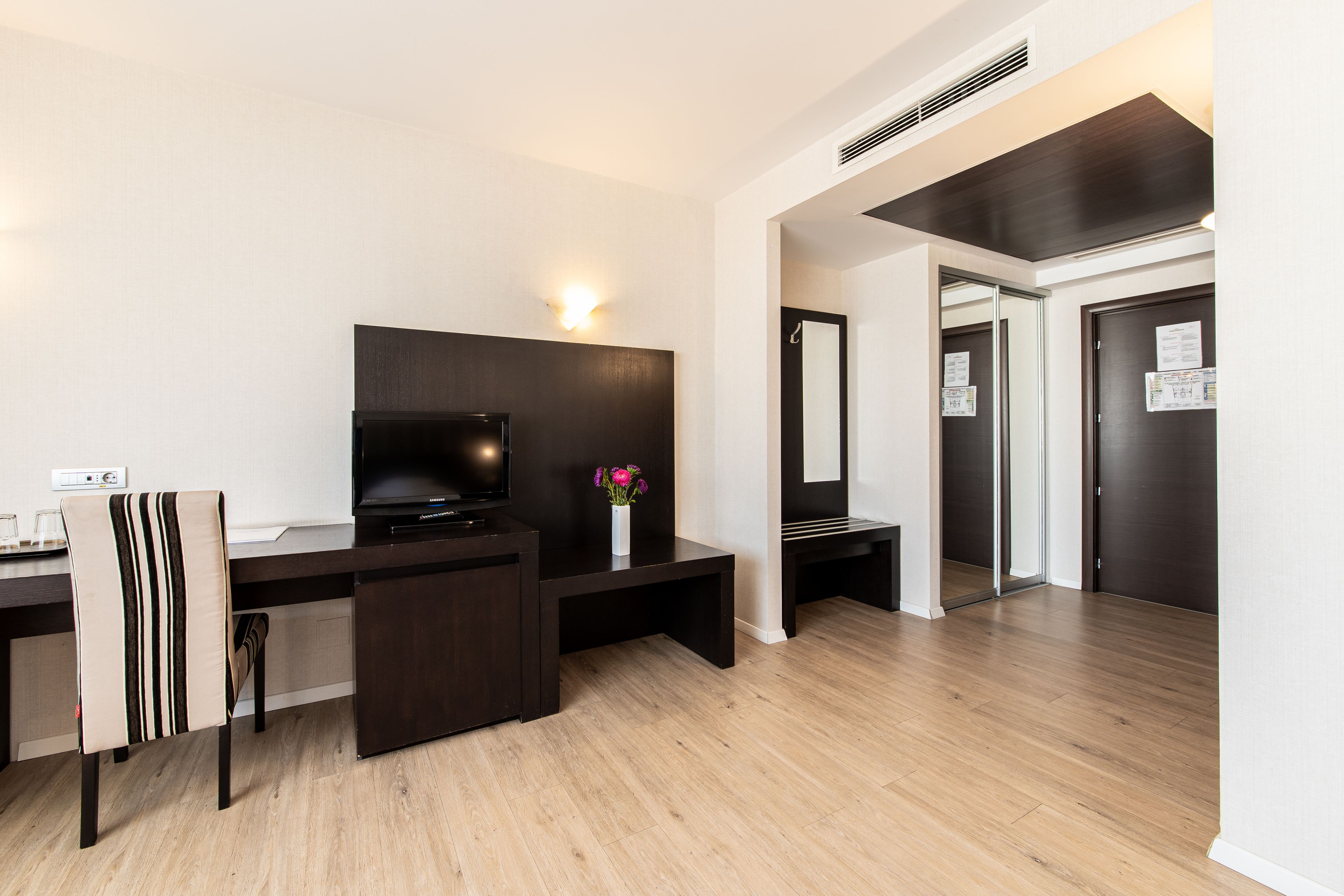 deluxe twin room, 2 single beds | 1 bedroom, premium bedding, minibar, in-room safe