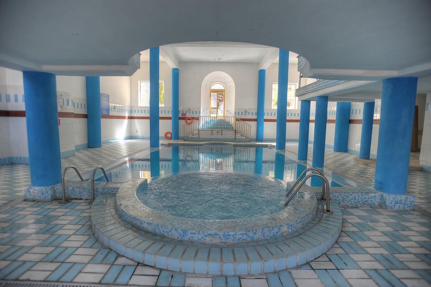 Outdoor pool, pool umbrellas, sun loungers