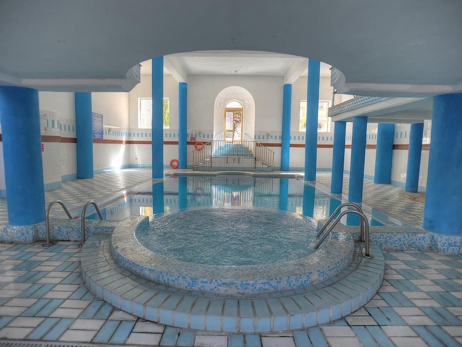 Kolam renang outdoor, dengan payung kolam renang dan kursi berjemur