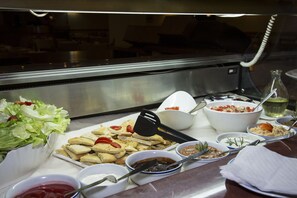 Petit déjeuner buffet (10 EUR par personne)