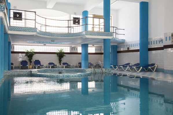 Piscine extérieure, parasols de plage, chaises longues