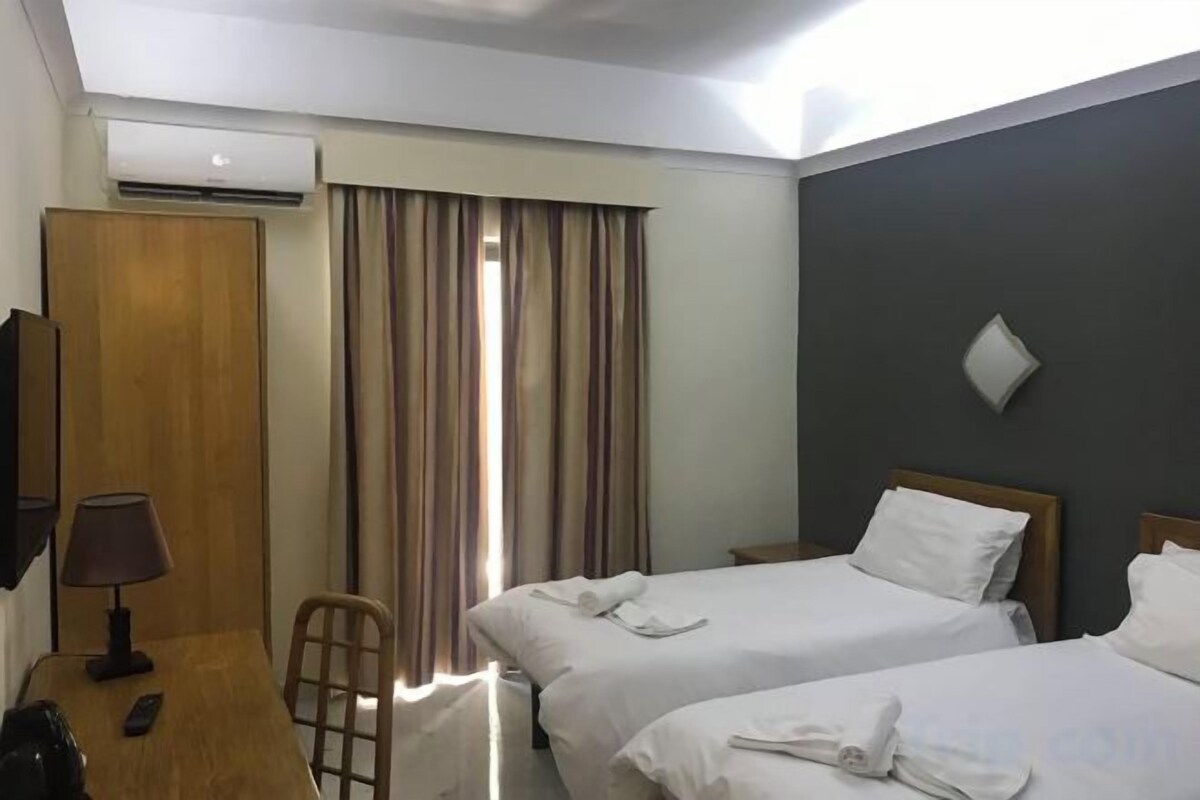 Een minibar, een bureau, verduisterende gordijnen, gratis wifi