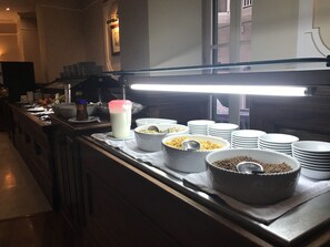 Tägliches Frühstücksbuffet (8 EUR pro Person)