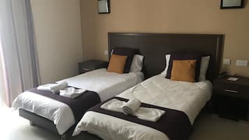 Habitación superior con 2 camas individuales | Minibar, escritorio, cortinas blackout y wifi gratis