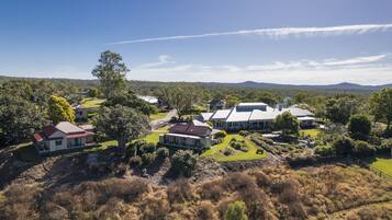 Vista frontal de la propiedad