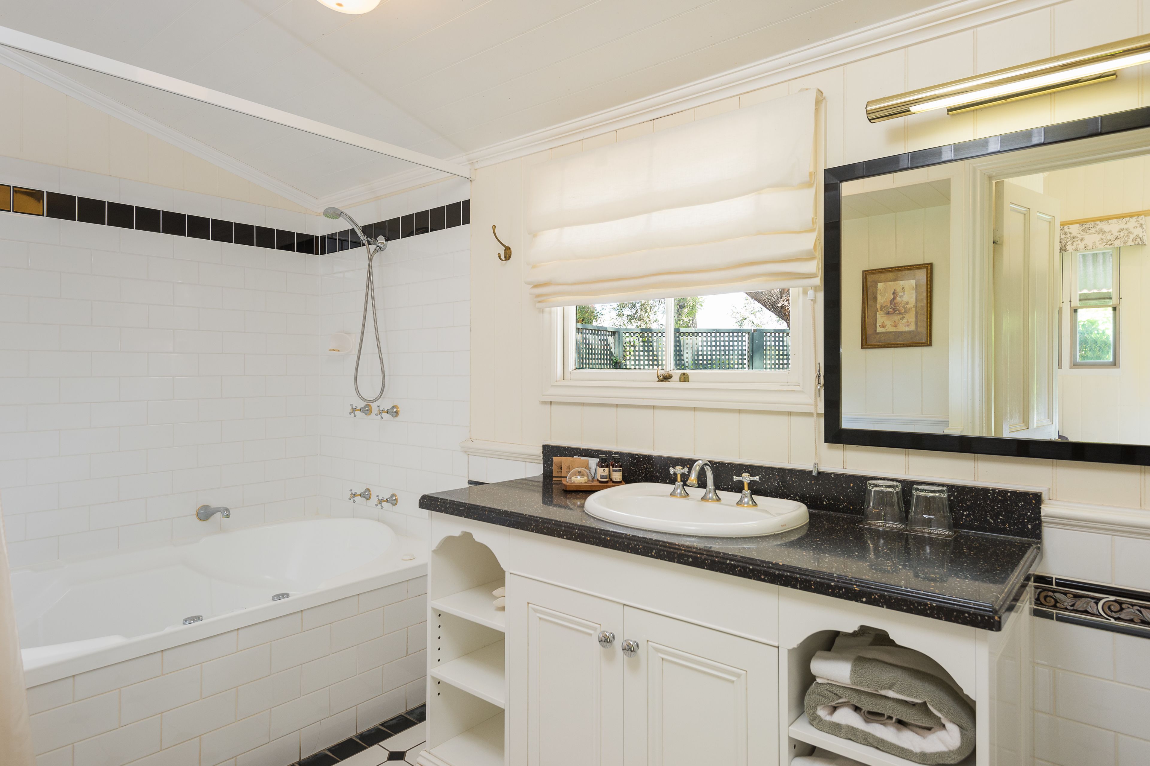Un baño con bañera, lavabo y tocador.