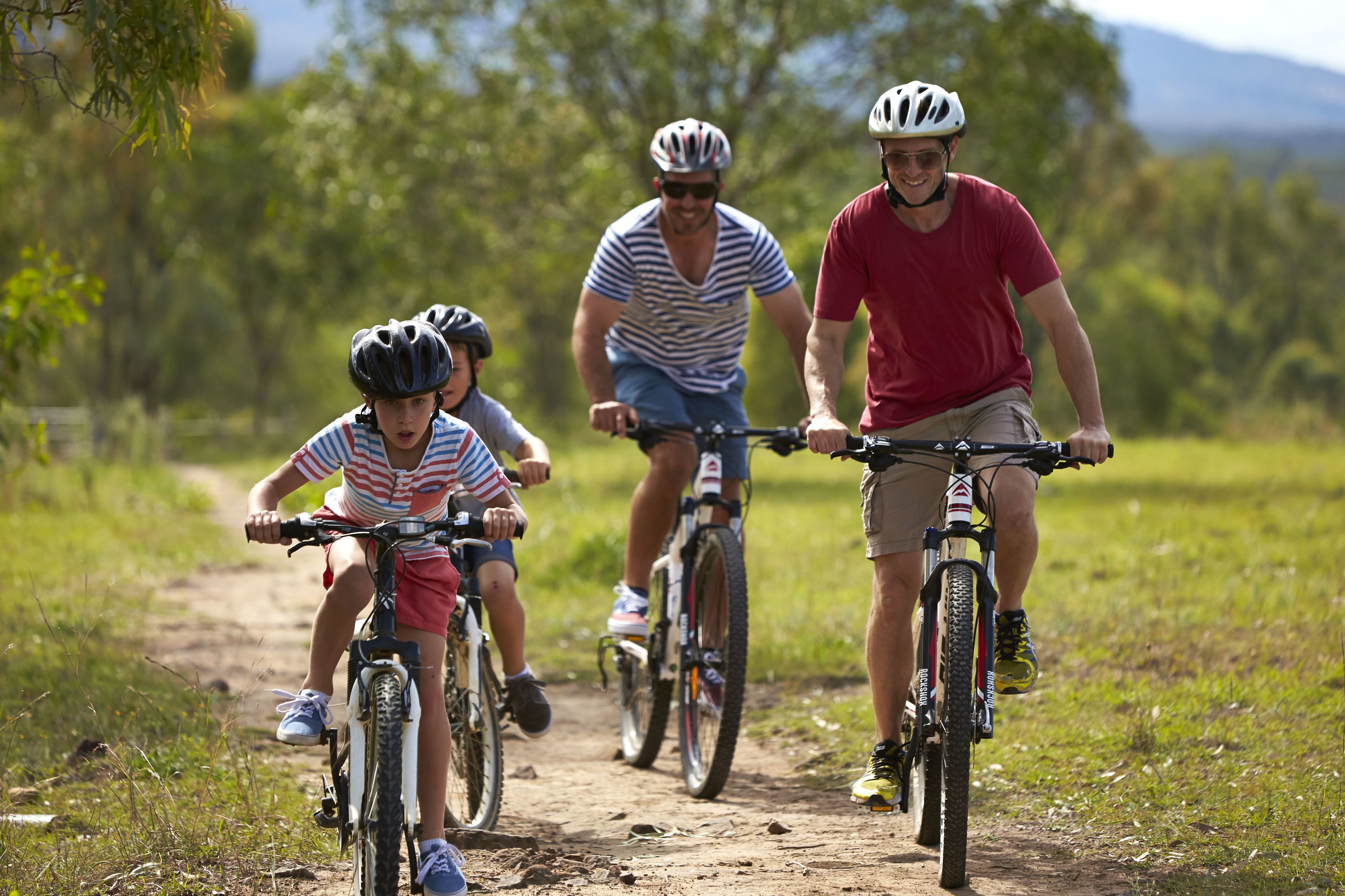 Un sendero de tierra con gente montando en bicicleta.