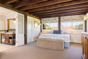 Hochwertige Bettwaren, Minibar, Zimmersafe, individuell dekoriert