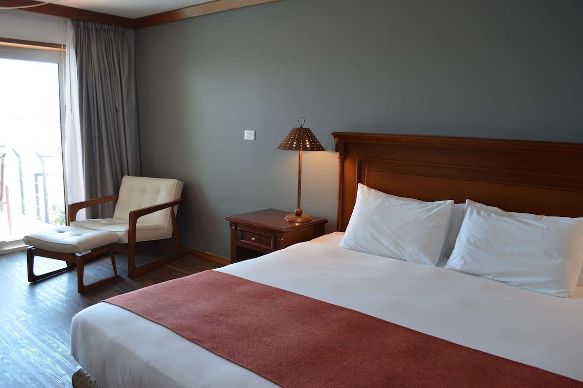 Zimmer, 1 King-Bett, Nichtraucher, Flussblick | Minibar, Zimmersafe, Schreibtisch, Verdunkelungsvorhänge