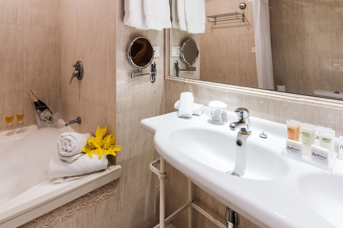 suite, 1 king bed, non smoking, jetted tub | minibar, in-room safe, desk, blackout curtains